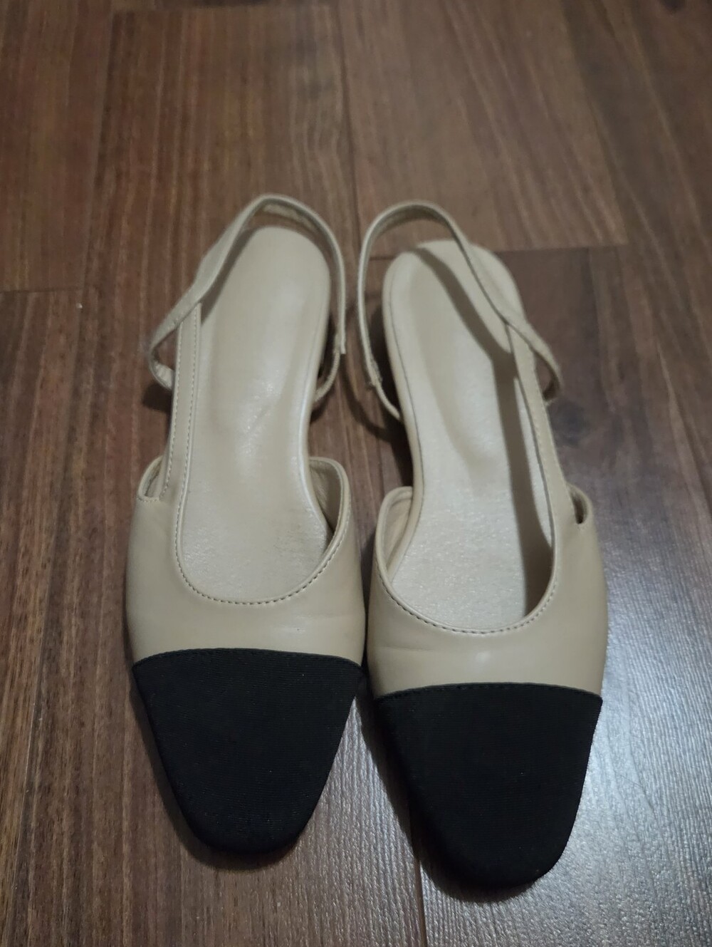 Classic Two-Tone Slingback Flats in Beige and Black Size 6